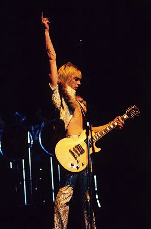  Ronson5



<strong>The Concert Tapes:</strong><br />
This is the famous concert in which Bowiee descended on the stage in a cage hanging 17 meters above the stage. A spectacu­lar opening of this concert which was given on Valentine's Day and was also the first concert of the short US Tour II. It was a full house. The group <strong>Fumble</strong> was to do the first part of the programme,but for some reason it was cancelled.</p>
<p><em>